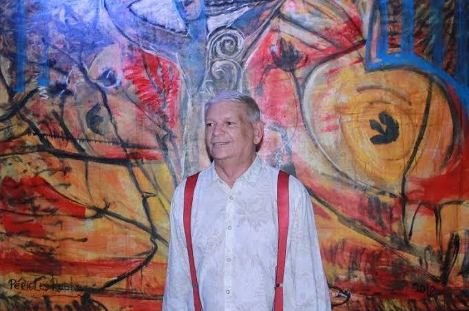 Péricles Rocha ao lado de uma de suas belas obras de arte