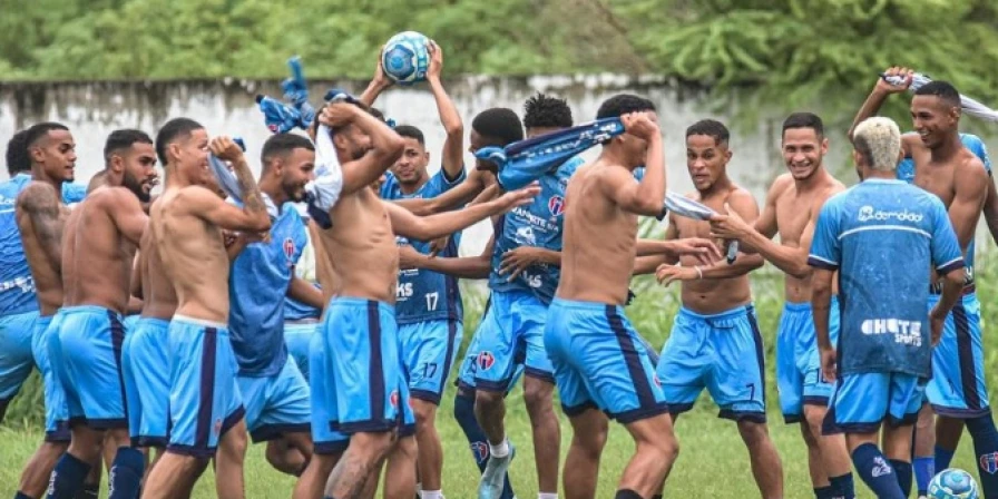 Jogadores do MAC no último treino antes de embarcar para o Ceará