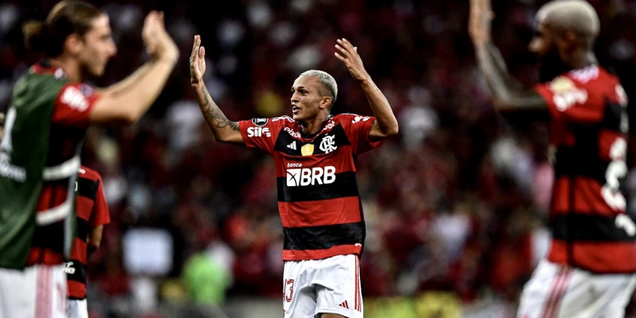 O Flamengo derrotou o Racing no Maracanã.