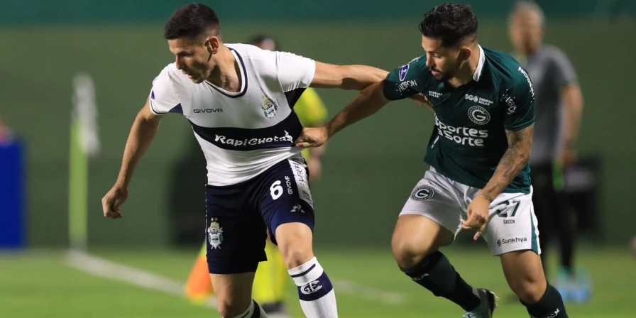 Lance da partida entre Goiás e Gimnasia La Plata, pela Copa Sul-Americana.