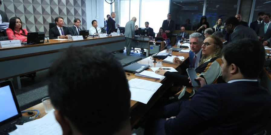 Decisão foi precedida de protestos da oposição.
