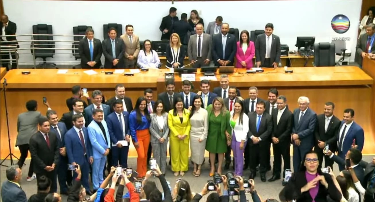 Iracema Vale, presidente reeleita da Assembleia Legislativa, ao lado dos demais parlamentares estaduais do Maranhão após a eleição da Mesa Diretora da Casa
