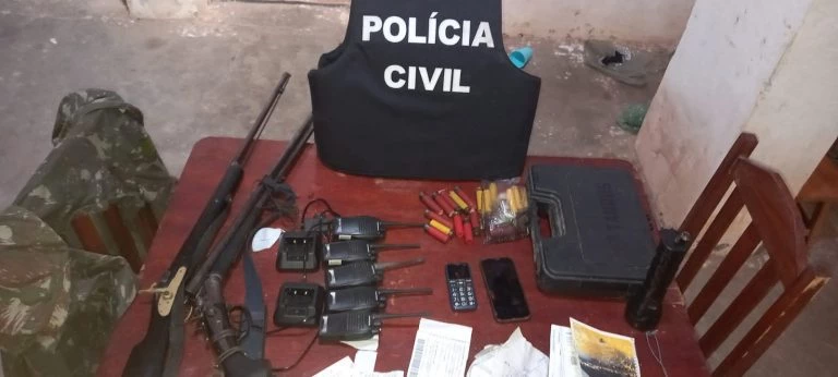 Armas e rádios comunicadores apreendidos na operação policial. (Foto: Divulgação / PC-MA)