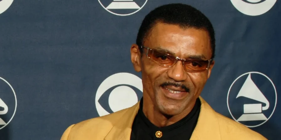 Ike Turner Jr., filho de Tina Turner, é preso por porte de drogas.
