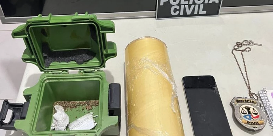 Imagem de parte do material apreendido na ação policial.