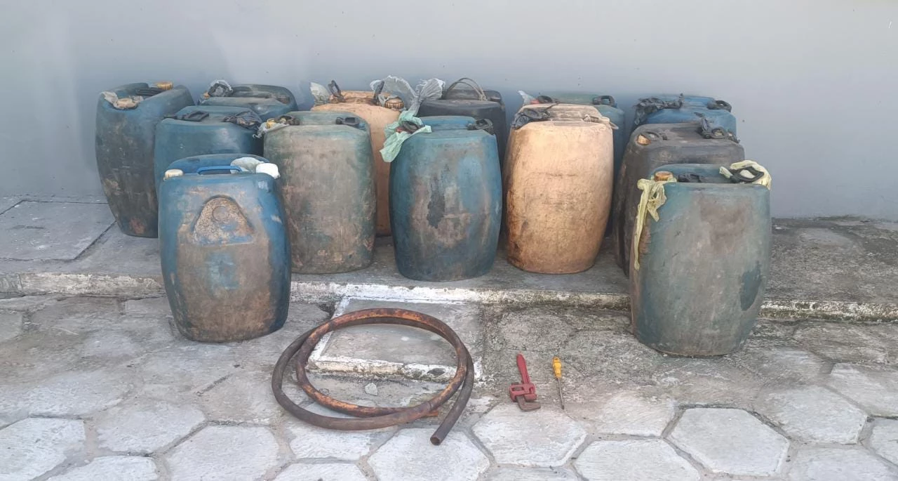 Homem aproveitou a parada do trem e teve acesso ao tanque de combustível da locomotiva — Foto: Divulgação/Polícia Civil