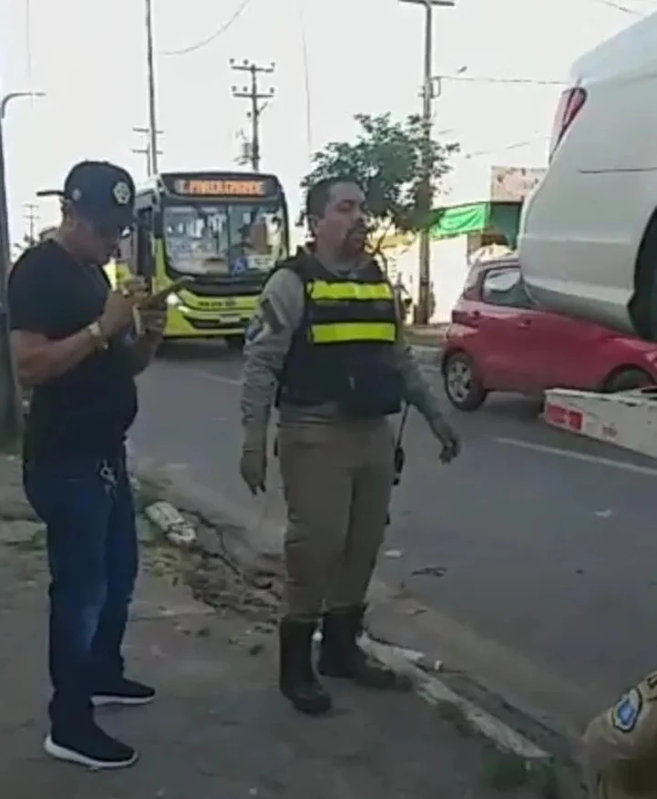 Imagens mostram momentos antes do suspeito (de camisa preta) matar o agente Wiryland de Oliveira. (Foto: Reprodução / Redes Sociais)