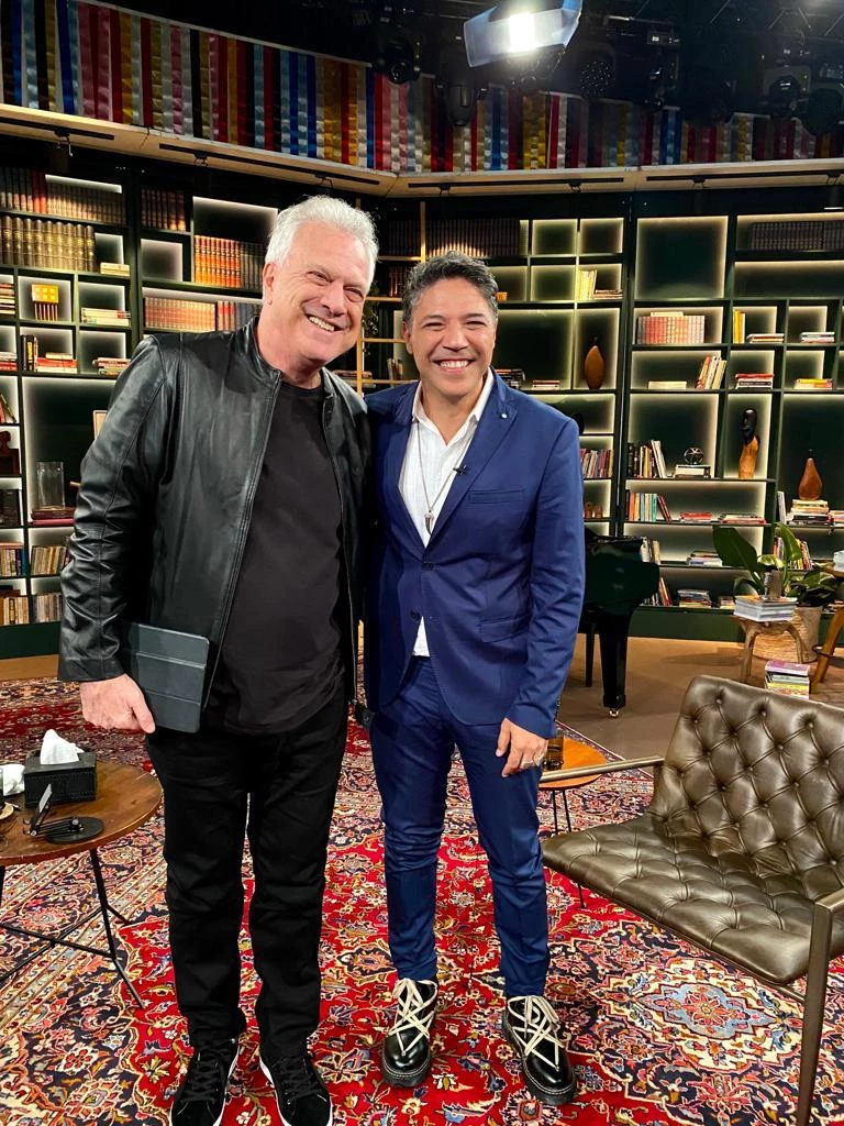 Após a gravação de um dos próximos programas Conversa com Bial, o maranhense Dionísio Neto ao lado do apresentador Pedro Bial