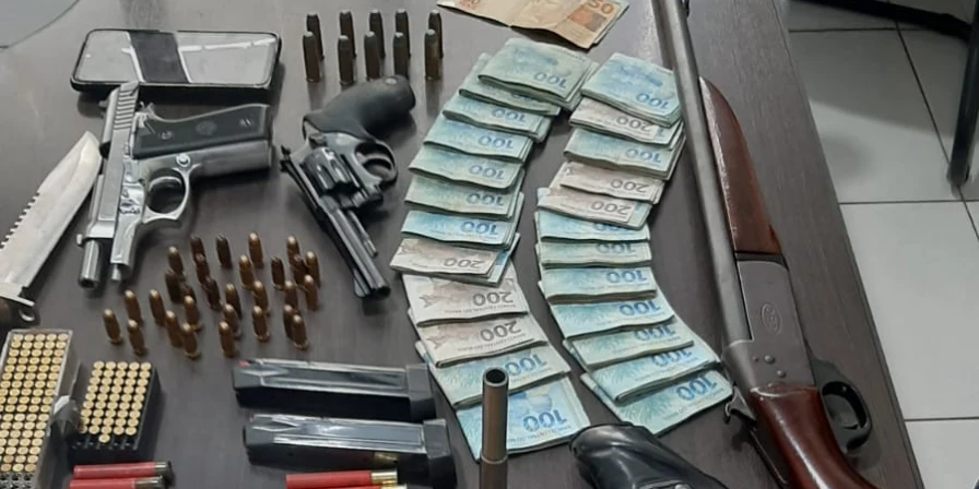 Além da prisão, também foi realizado um cumprimento de mandado de busca e apreensão na propriedade.