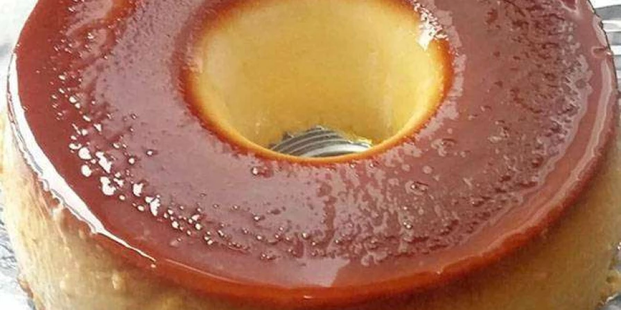 Pudim com calda de laranja.