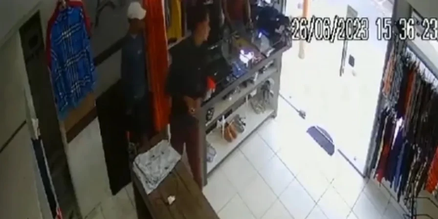 Imagens da câmera de segurança do estabelecimento mostram que os assaltantes se passaram por clientes da loja.