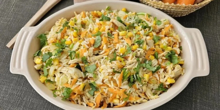Você pode incrementar o seu arroz colorido adicionando presunto picado, pimentões de cores diferentes, azeitonas picadinhas, ervilha e até uva-passa. Use sua criatividade!