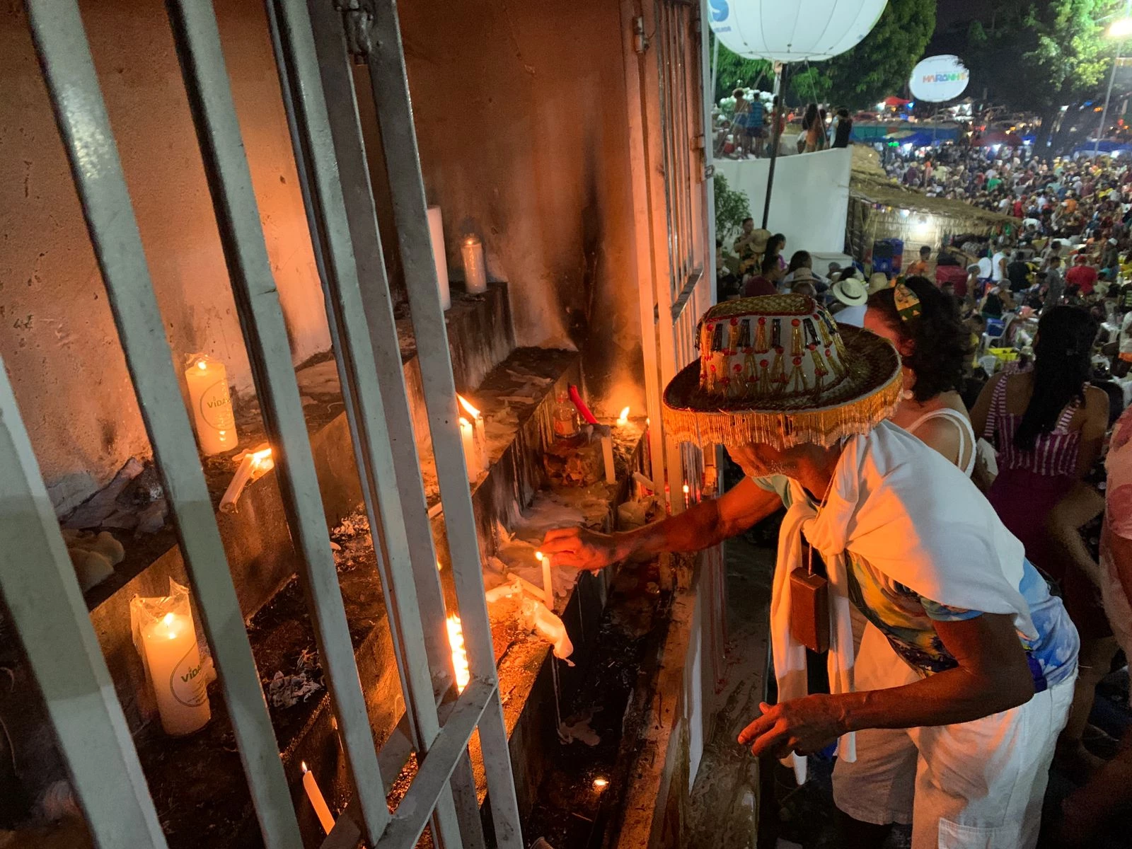 Devotos acendem velas e fazem oração a São Pedro. (Foto: Paulo Soares/Grupo Mirante)