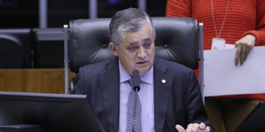 Guimarães contra socorro ao BRB
