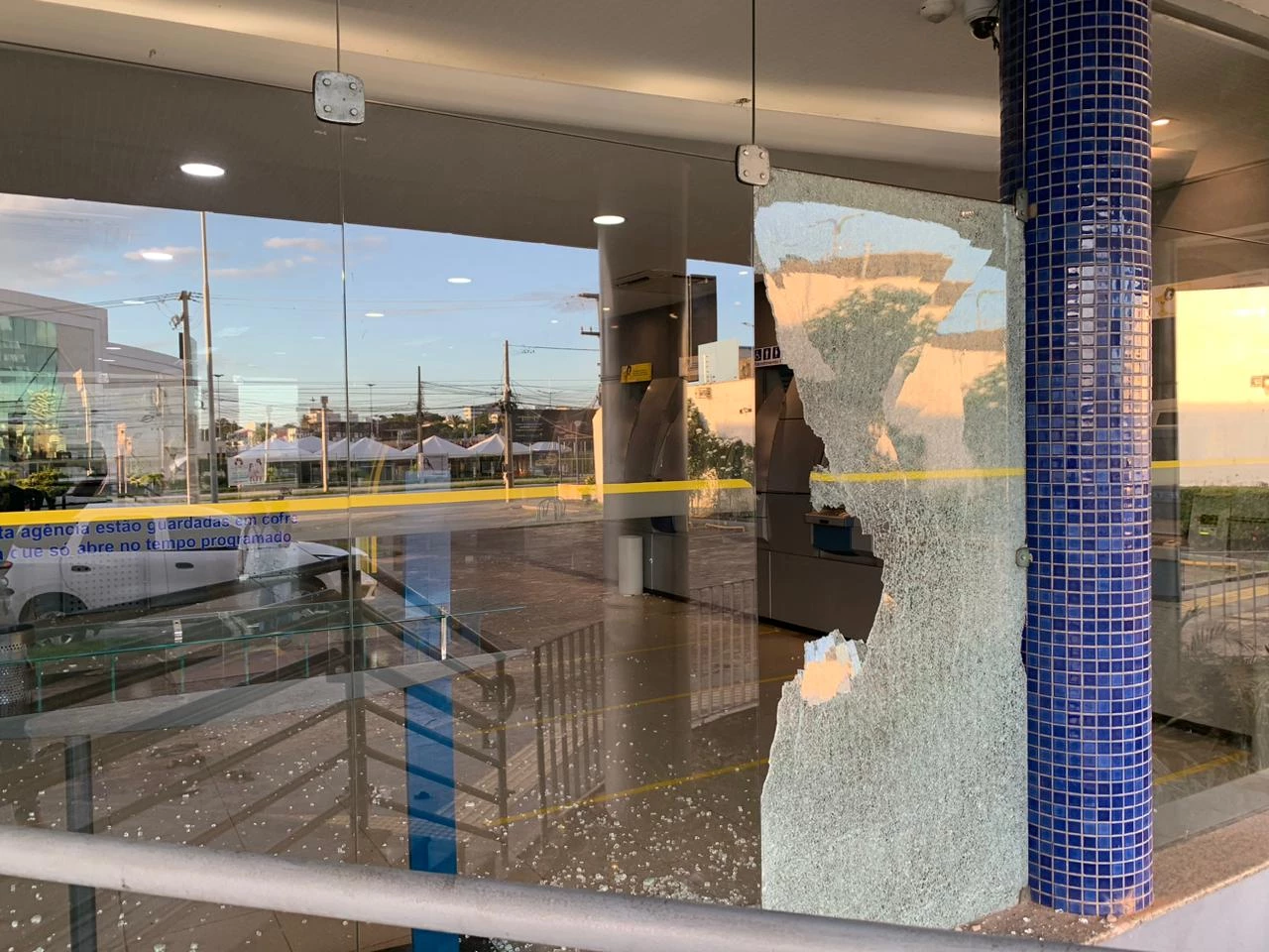 O quebra-quebra impediu a entrada de clientes. (Foto: Nice Ribeiro/TV Mirante)