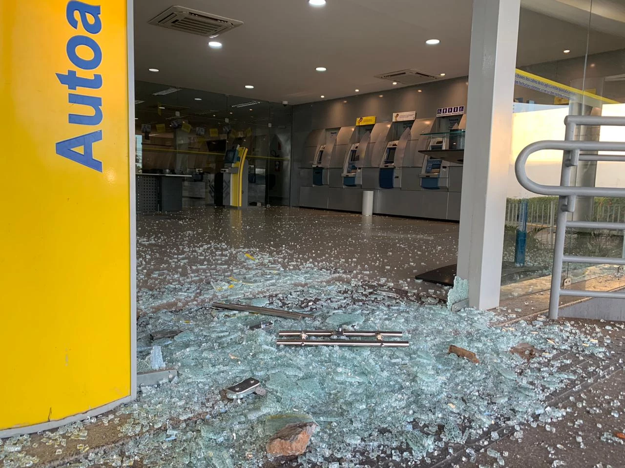 A vidraça da agência ficou destruída. (Foto: Nice Ribeiro/TV Mirante)