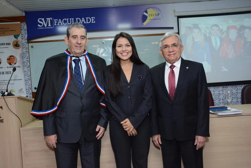 Na foto, os homenageados com a medalha do Mérito Acadêmico Gonçalves Dias: Nelson Moraes Rêgo, Isabela Pearce e Natalino Salgado Filho