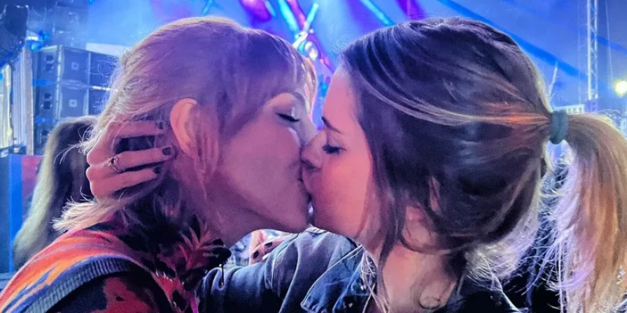 Titi Müller aparece ganhando beijão de Lívia Lobato.