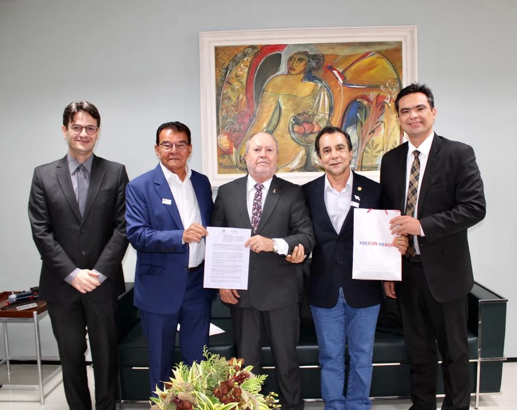 Assinatura do contrato de comodato ocorreu no gabinete do Procurador Geral de Justiça, Eduardo Nicolau, e contou com as presenças de Raimundo Arruda, Celso Gonçalo, José Márcio Maia Alves e Joaquim Ribeiro Sousa Junior