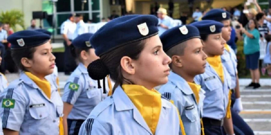 Governo encerra programa de escolas cívico-militares.