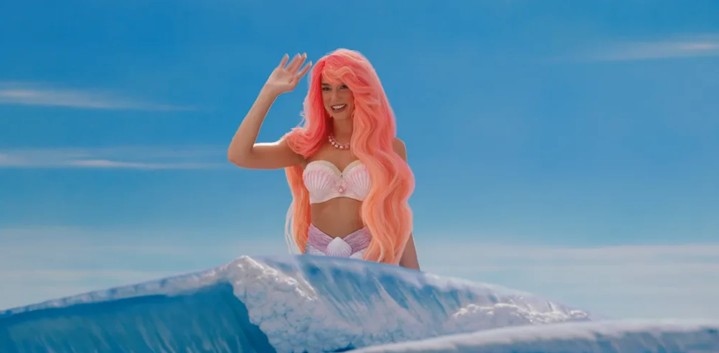 Dua Lipa caracterizada como 'Barbie sereia'. (Foto: Divulgação)