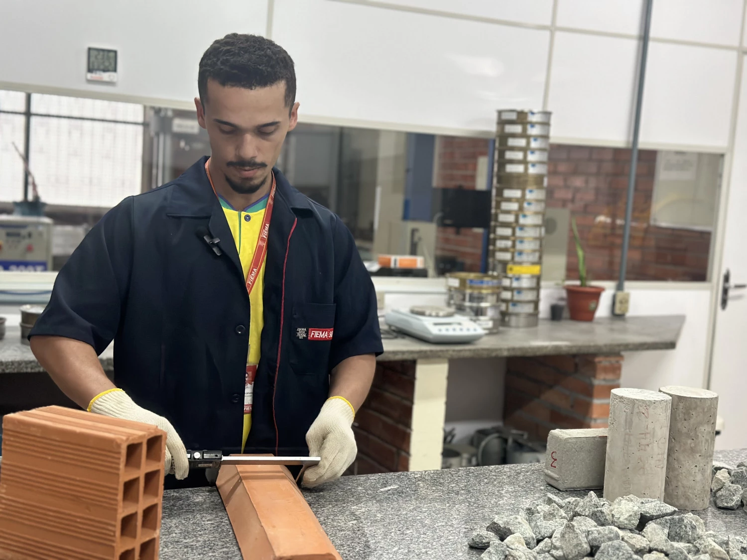 Laboratório de Ensaios Físicos e Mecânicos do SENAI. (Foto: Divulgação / SENAI)
