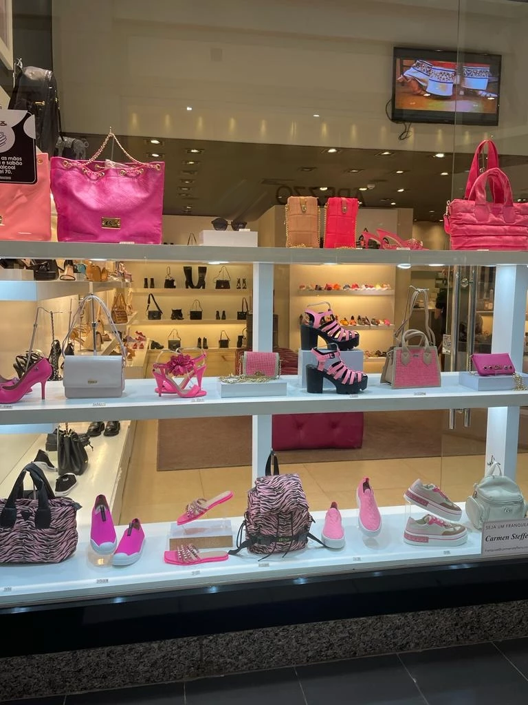 Lojas de São Luís apostam na cor rosa para chamar atenção das vitrines. (Foto: Geisa Almeida / g1 MA)