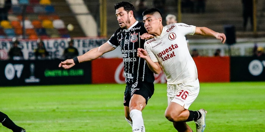 Lance da partida entre Universitario e Corinthians, pela Copa Sul-Americana.