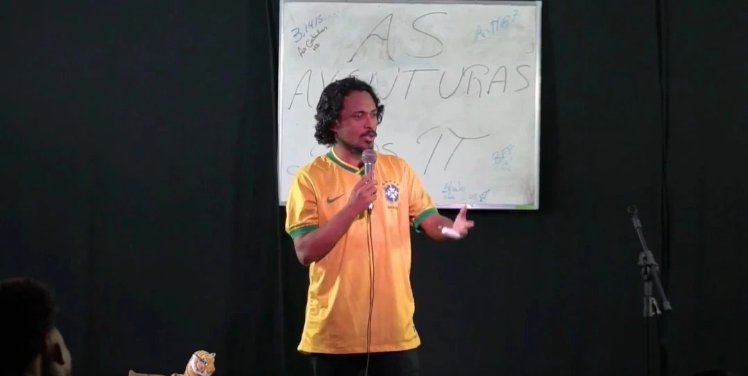 Humorista Carlos Pulico conta sobre sua trajetória no stand-up. (Foto: Reprodução)