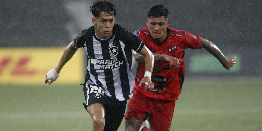 Lance da partida entre Botafogo e Patronato, pela Copa Sul-Americana.