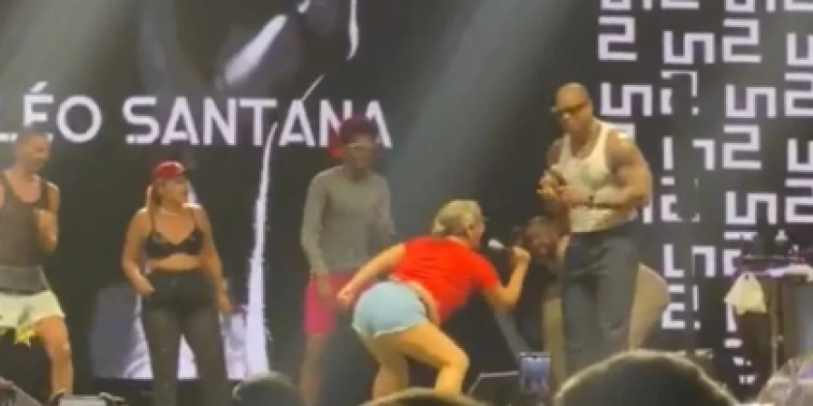 Léo Santana interrompe show para pedir respeito a Lore Improta.
