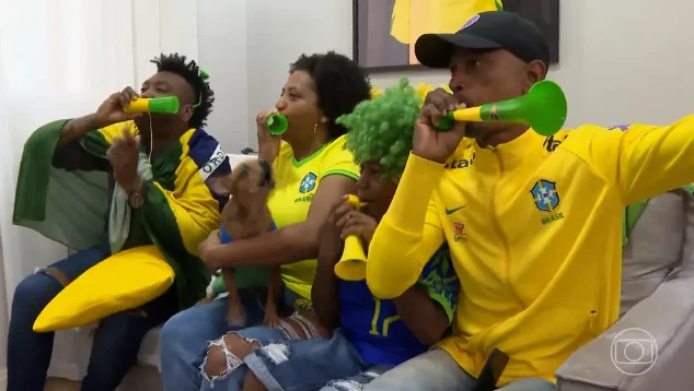 Pais de Ary Borges celebram a estreia com gols da jogadora pela Seleção Brasileira. (Foto: Reprodução/TV Globo)