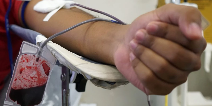 O kit NAT Plus uma bolsa de sangue infectada com malária.