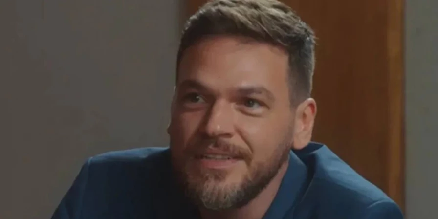Theo (Emílio Dantas)