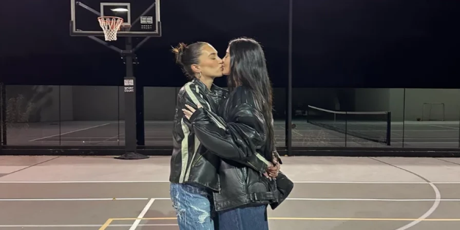 Stassie Karanikolaou e Kylie Jenner se beijando.