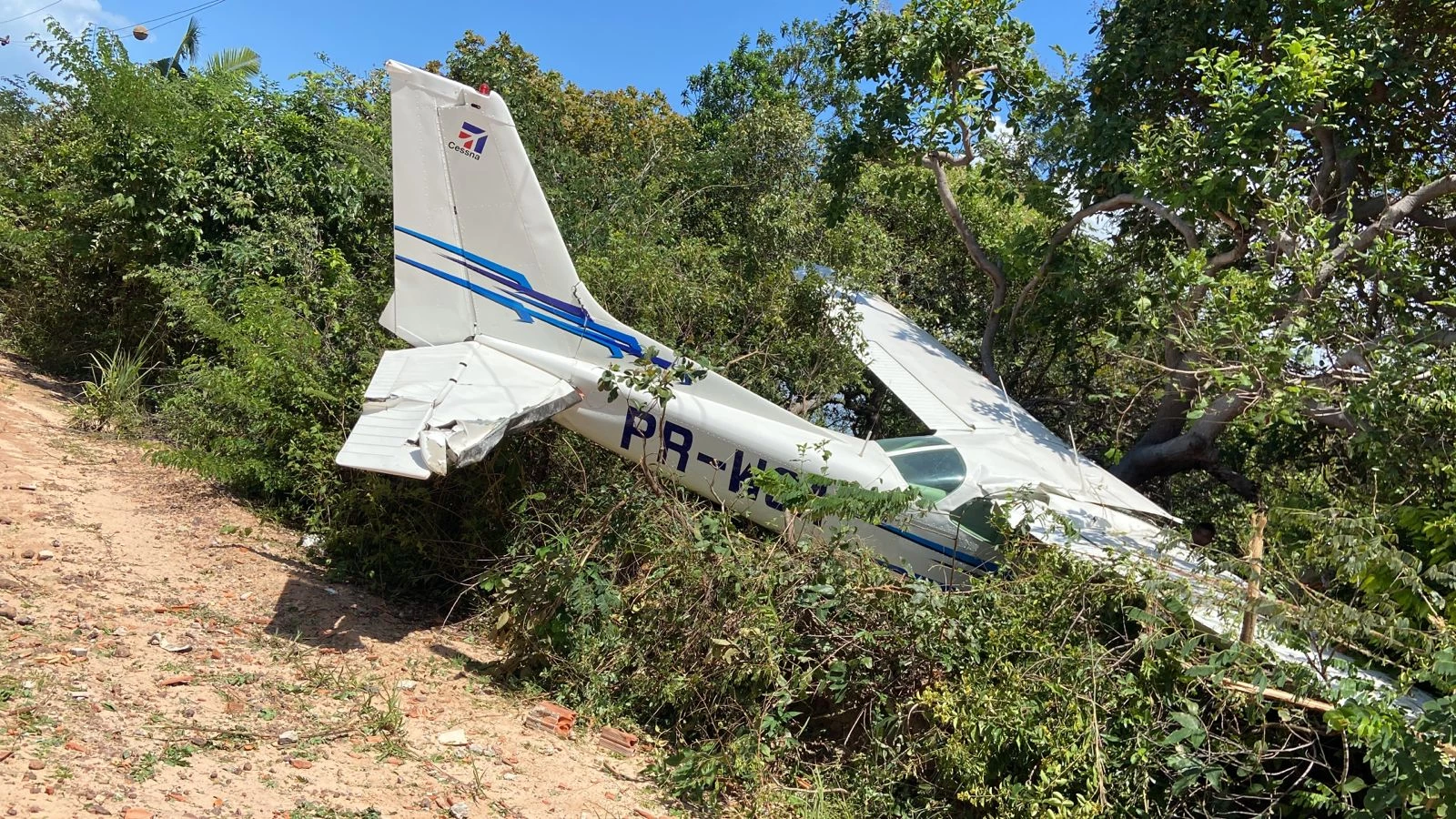 Avião de pequeno porte cai em cima de casa no Maranhão; vídeo - Correio de  Carajás