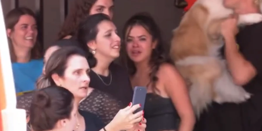 Maísa foi vista chorando em frente ao edíficio.