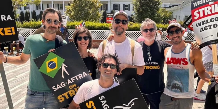 O ator, que atualmente está morando na Califórnia, apareceu em foto publicada no Instagram da atriz Bia Borinn.