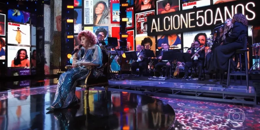 Alcione cantou seus principais clássicos no palco do Domingão com Huck.