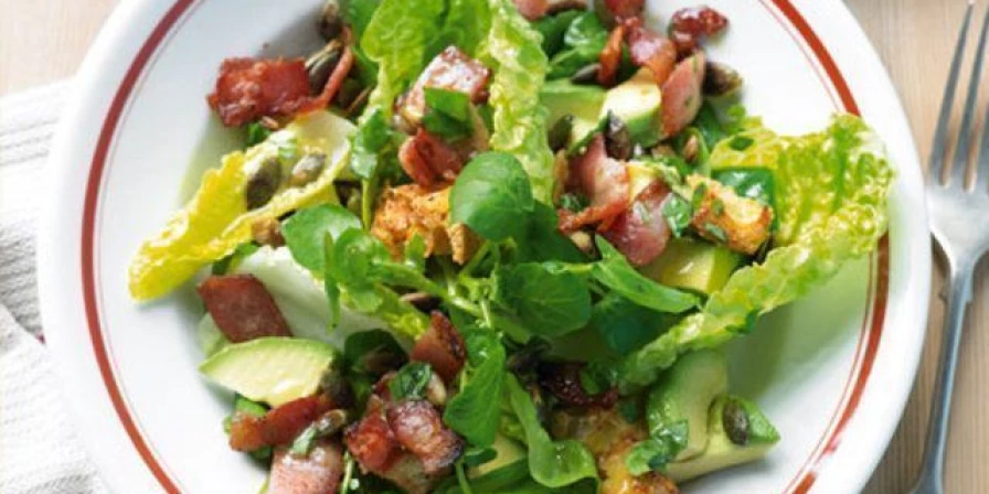 Salada de abacate e bacon com croutons de parmesão.