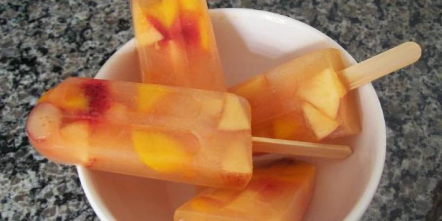 Picolé de salada de frutas.