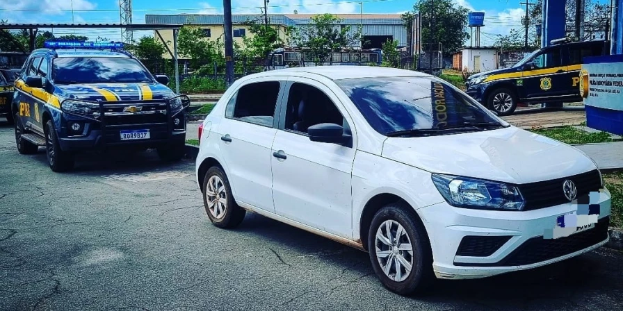 Veículo Volkswagem Gol, de cor branca recuperado pela PRF