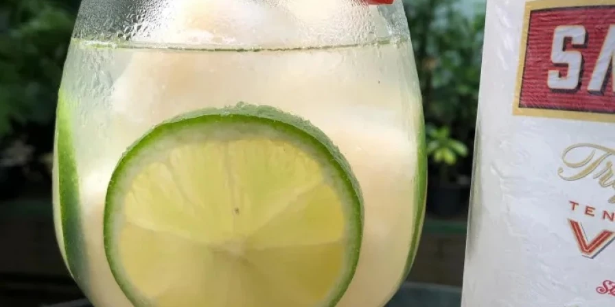 ocê pode optar pela vodka ou até mesmo o saquê durante o preparo.
