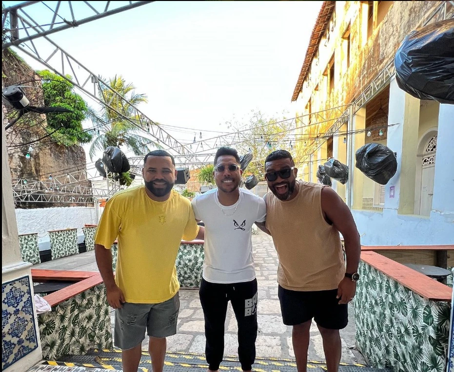 O cantor Bruno Shinoda e integrantes do Samba de Reis convocando o público para o Casarão Colonial neste domingo