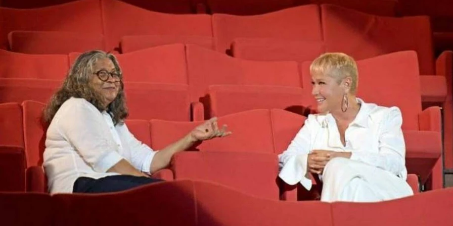 Xuxa conversa com Marlene Mattos na gravação do documentário