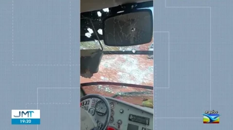 Micro-ônibus ficou completamente destruído após confronto. Foto: Reprodução/TV Mirante