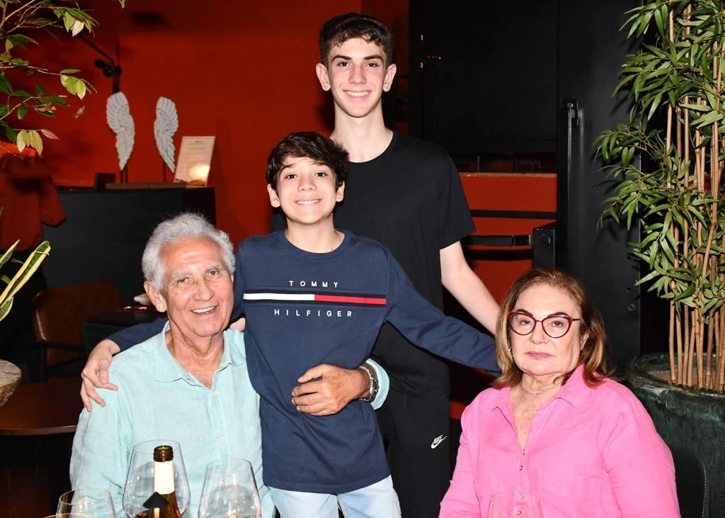 Outro casal de charme no Mamma, sábado: Jeová Barbosa e Graça com dois netos
