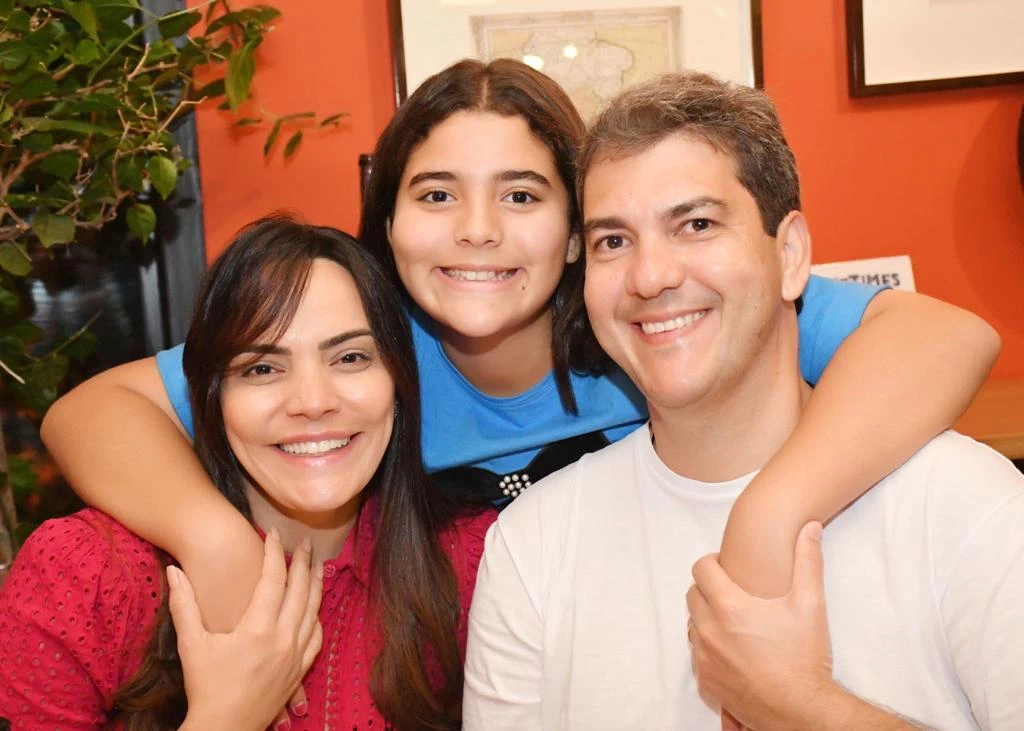 No restaurante Mamma, sábado, o prefeito de São Luís, Eduardo Braide com a esposa Graziela e a primeira filha do casal