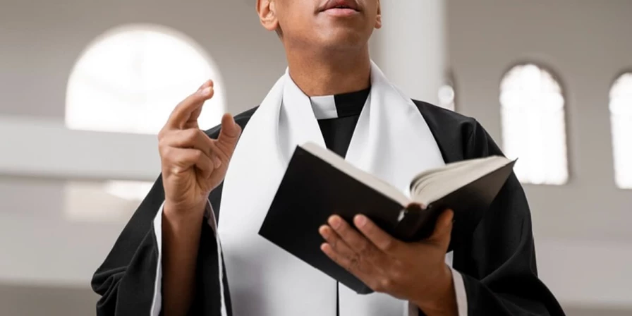 Nova lei veta vínculo empregatício entre igreja e religiosos.