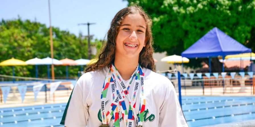 A atleta da DM Aquatic conquistou quatro medalhas de ouro e registrou o melhor tempo da carreira em três provas